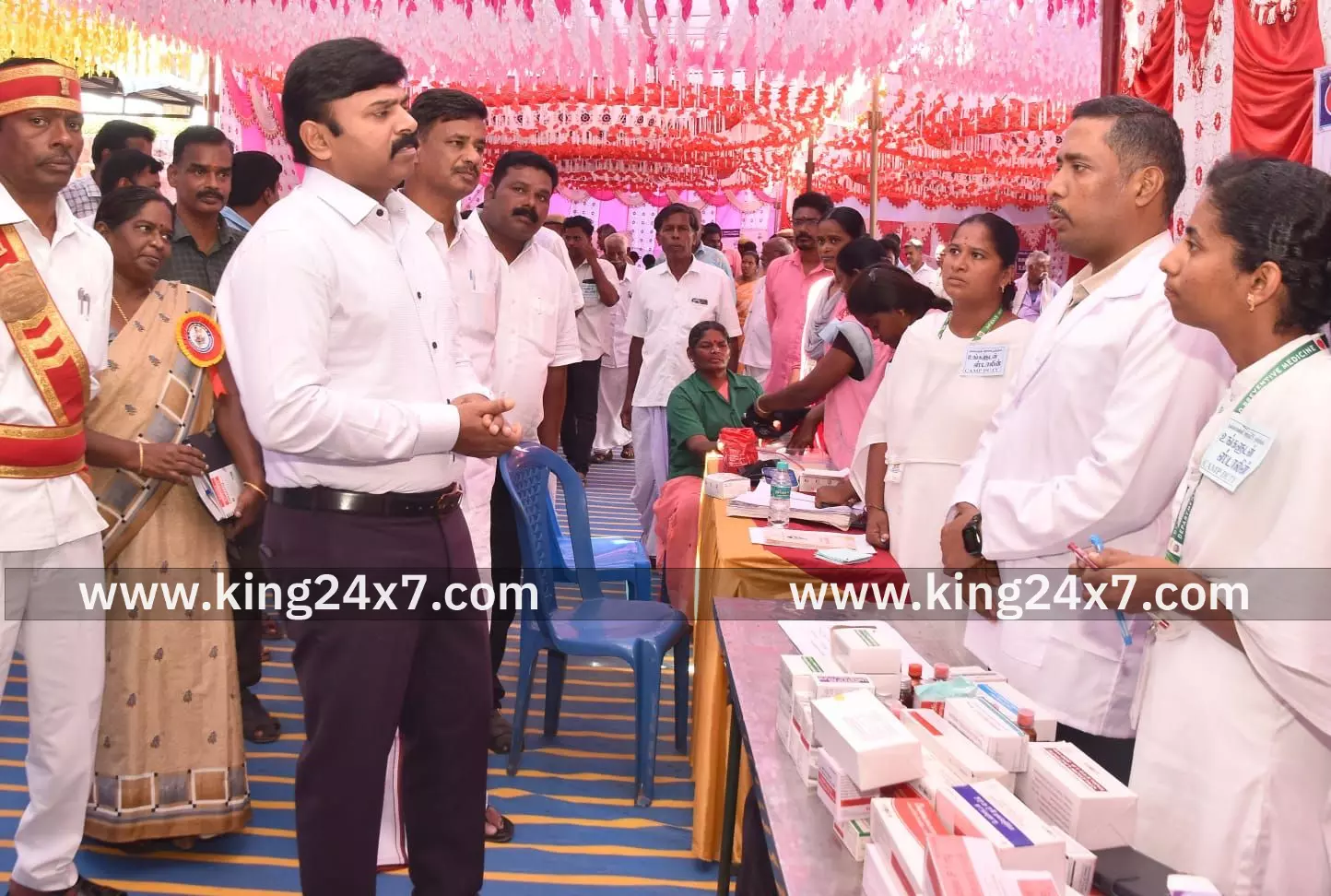 முகாமில் நலத்திட்ட உதவிகள் வழங்கிய ஆட்சியர்