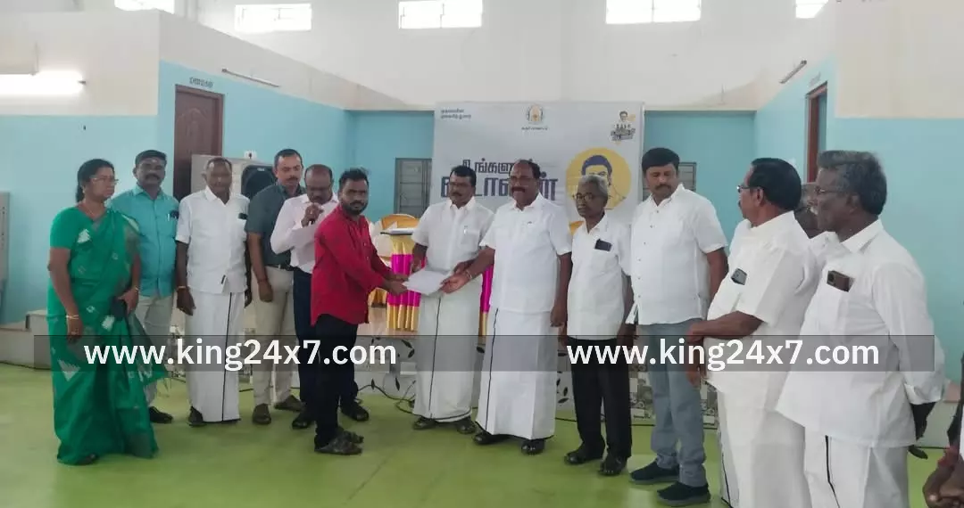 எலவனூர்-உங்களுடன் ஸ்டாலின் திட்ட முகாமில் பயனாளிகளுக்கு நலத்திட்டங்களை வழங்கி வாழ்த்து தெரிவித்தார் எம் எல் ஏ இளங்கோ. எலவனூர்-உங்களுடன் ஸ்டாலின் திட்ட முகாமில் பயனாளிகளுக்கு நலத்திட்டங்களை வழங்கி வாழ்த்து தெரிவித்தார் எம் எல் ஏ இளங்கோ.