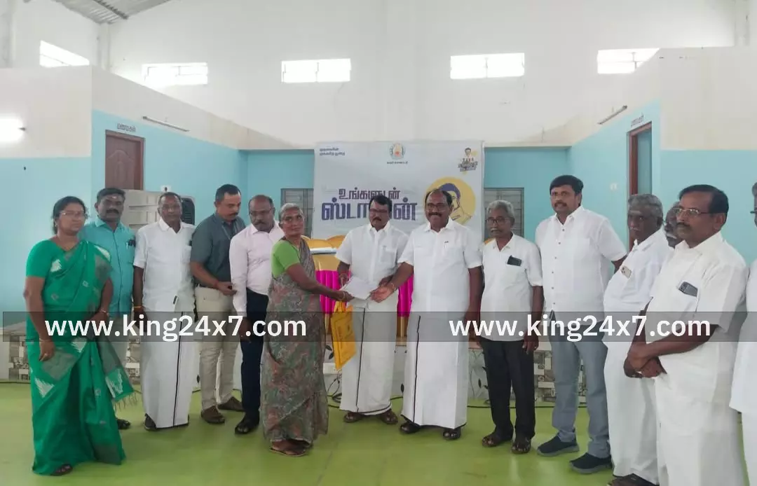 எலவனூர்-உங்களுடன் ஸ்டாலின் திட்ட முகாமில் பயனாளிகளுக்கு நலத்திட்டங்களை வழங்கி வாழ்த்து தெரிவித்தார் எம் எல் ஏ இளங்கோ. எலவனூர்-உங்களுடன் ஸ்டாலின் திட்ட முகாமில் பயனாளிகளுக்கு நலத்திட்டங்களை வழங்கி வாழ்த்து தெரிவித்தார் எம் எல் ஏ இளங்கோ.