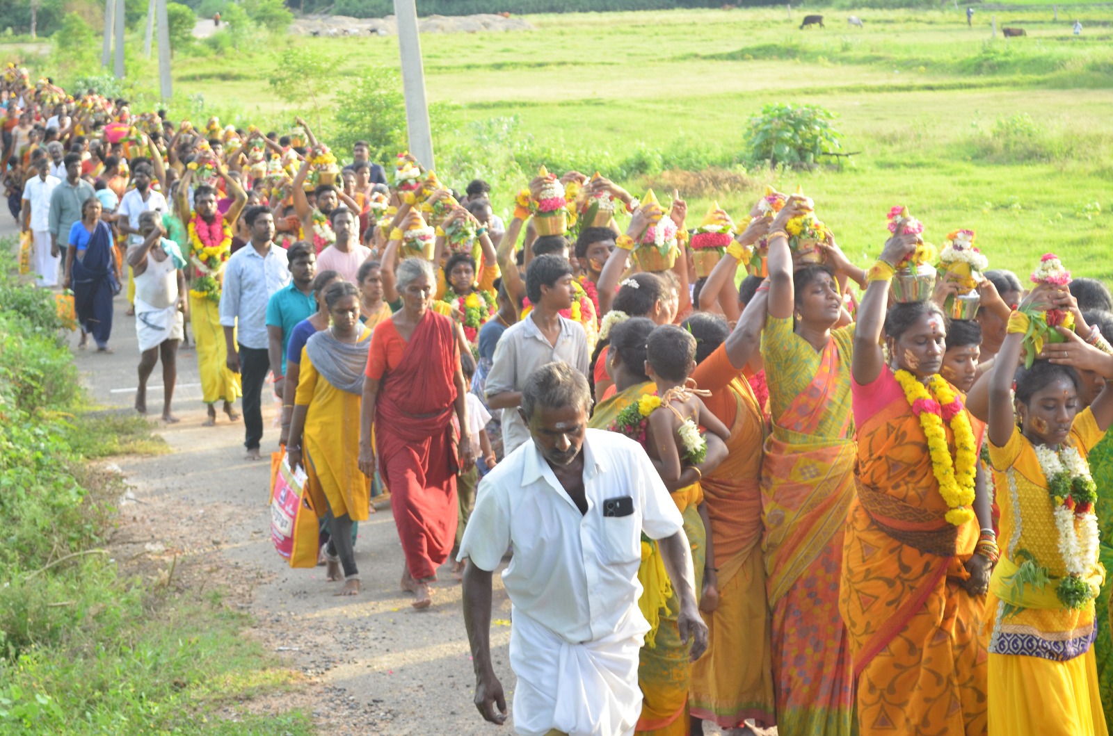 பால்குடம் எடுத்து வந்த பெண்கள்.