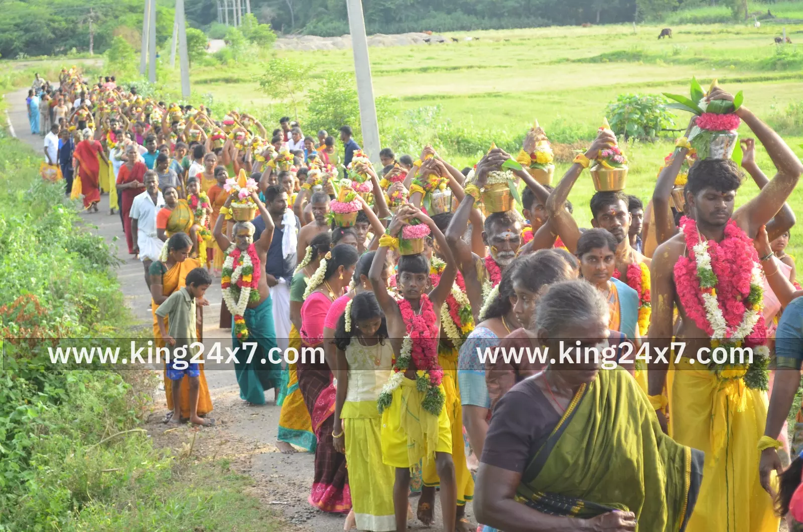 பால்குடம் எடுத்து வந்த பெண்கள்.