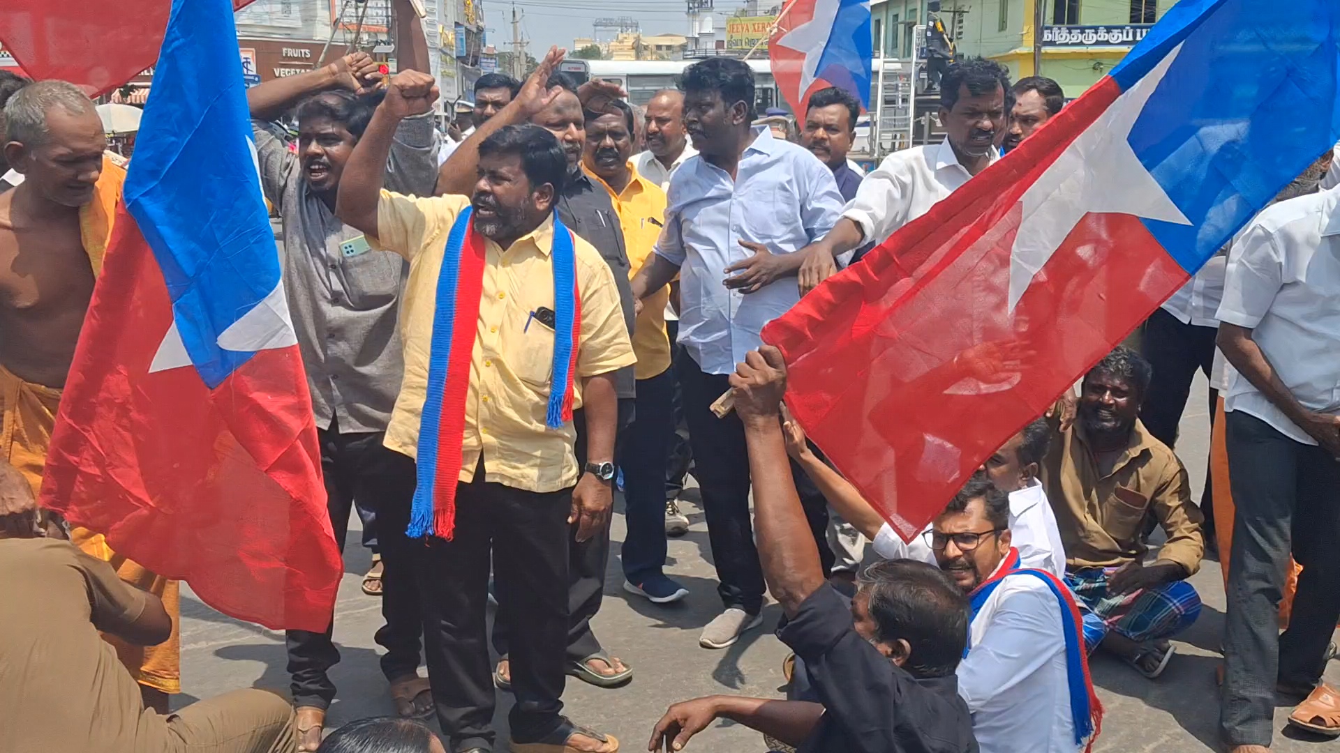 விசிக கட்சியினர் சாலை மறியல்