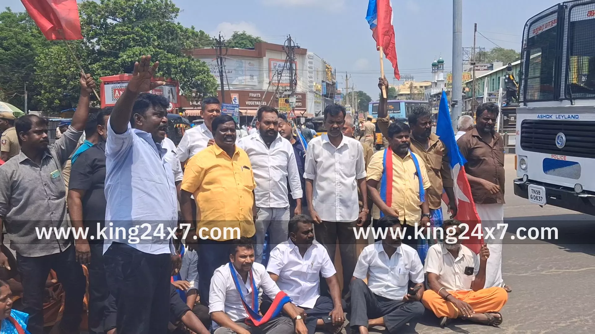 விசிக கட்சியினர் சாலை மறியல்