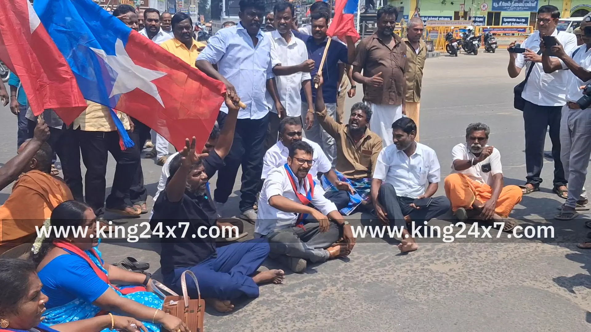 விசிக கட்சியினர் சாலை மறியல்