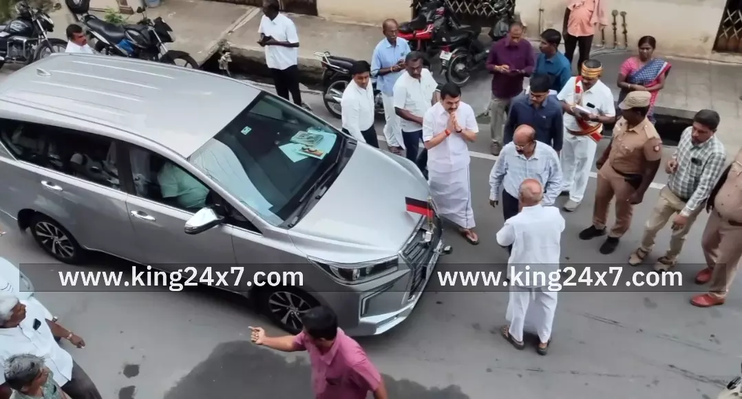 கரூரில் நடந்த துயர சம்பவம்- காயமடைந்த 45 குடும்பங்களுக்கு முதற்கட்டமாக முதலமைச்சர் பொது நிவாரண நிதியிலிருந்து ரூ.50,000 -1,00,000- காசோலைகளை வழங்கிய செந்தில் பாலாஜி.