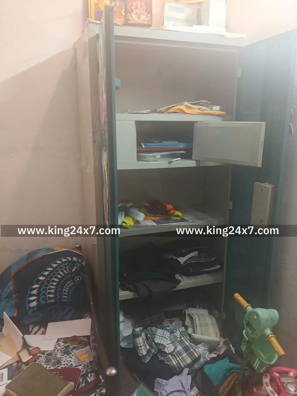 சூலூரில் பூட்டிய வீட்டில் நகை, பணம் கொள்ளை – மிளகாய் பொடி தூவி தப்பிய மர்ம நபர்கள் !