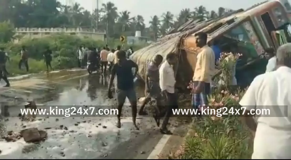 மது பாட்டில் ஏற்றி வந்த லாரி கவிழ்ந்து விபத்து