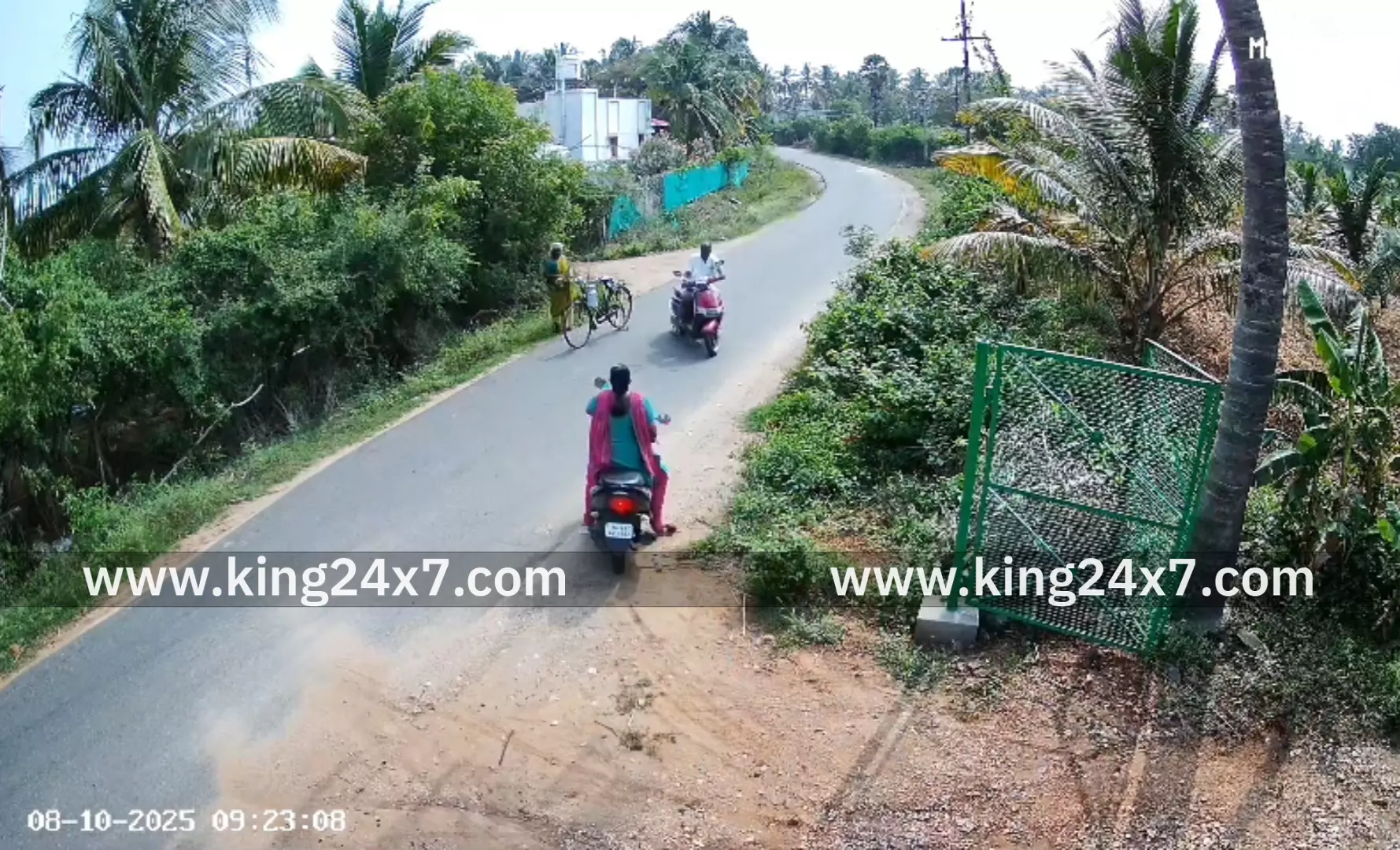 காங்கேயம் அருகே பைக்கில் நிலை தடுமாறி கீழே விழுந்த விவசாயி பலி - வீடியோ சமூக வலைதளங்களில் வைரல் காங்கேயம் அருகே பைக்கில் நிலை தடுமாறி கீழே விழுந்த விவசாயி பலி - வீடியோ சமூக வலைதளங்களில் வைரல்