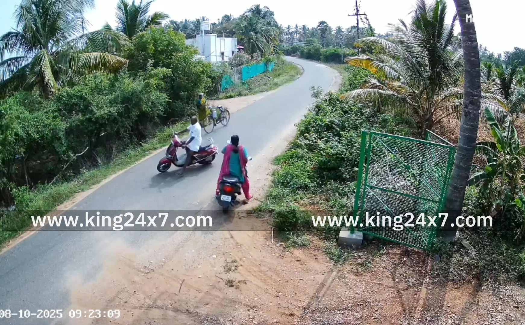 காங்கேயம் அருகே பைக்கில் நிலை தடுமாறி கீழே விழுந்த விவசாயி பலி - வீடியோ சமூக வலைதளங்களில் வைரல் காங்கேயம் அருகே பைக்கில் நிலை தடுமாறி கீழே விழுந்த விவசாயி பலி - வீடியோ சமூக வலைதளங்களில் வைரல்
