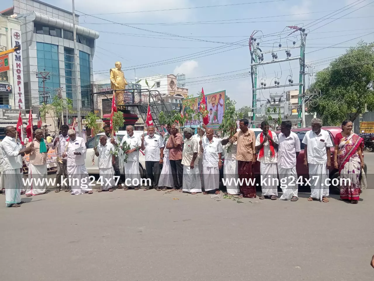 மரவள்ளி கிழங்குக்கு டன்1க்கு கொள் முதல் விலை ரூ15 ஆயிரம் கிடைத்திட தமிழ்நாடு அரசு நடவடிக்கை எடுக்க கோரி திருச்செங்கோட்டில்தமிழ்நாடு விவசாய சங்கத்தினர் ஆர்ப்பாட்டம் மரவள்ளி கிழங்குக்கு டன்1க்கு கொள் முதல் விலை ரூ15 ஆயிரம் கிடைத்திட தமிழ்நாடு அரசு நடவடிக்கை எடுக்க கோரி திருச்செங்கோட்டில்தமிழ்நாடு விவசாய சங்கத்தினர் ஆர்ப்பாட்டம்