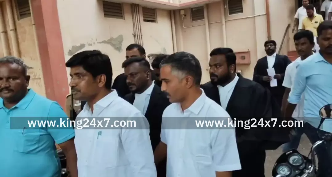 கரூர் துயர சம்பவத்தில் தமிழக வெற்றிக்கழக மாவட்ட செயலாளர் மதியழகனை இரண்டு நாள் கஸ்டடி எடுத்த சிறப்பு காவல் துறையினர் கரூர் துயர சம்பவத்தில் தமிழக வெற்றிக்கழக மாவட்ட செயலாளர் மதியழகனை இரண்டு நாள் கஸ்டடி எடுத்த சிறப்பு காவல் துறையினர்