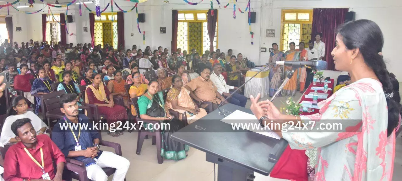 தொழில்நெறி வழிகாட்டும் கண்காட்சி மற்றும் கருத்தரங்கினை தொடங்கி வைத்த மாவட்ட ஆட்சியர். தொழில்நெறி வழிகாட்டும் கண்காட்சி மற்றும் கருத்தரங்கினை தொடங்கி வைத்த மாவட்ட ஆட்சியர்.