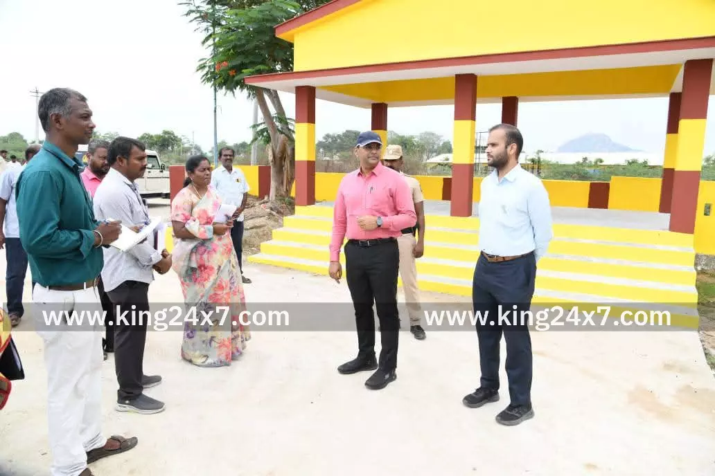 கல்லுப்பட்டி பகுதியில் மாவட்ட ஆட்சியர் ஆய்வு கல்லுப்பட்டி பகுதியில் மாவட்ட ஆட்சியர் ஆய்வு