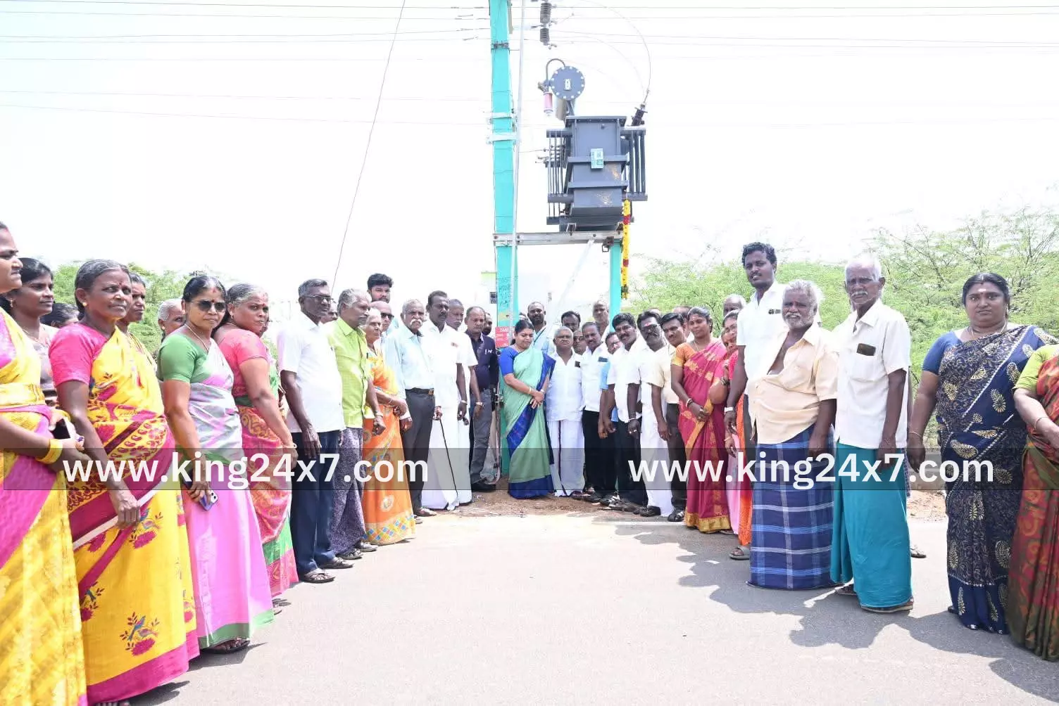 கணேஷ் நகரில் புதிய மின்மாற்றத்தை அமைச்சர் கீதா ஜீவன் திறந்து வைத்தார். கணேஷ் நகரில் புதிய மின்மாற்றத்தை அமைச்சர் கீதா ஜீவன் திறந்து வைத்தார்.