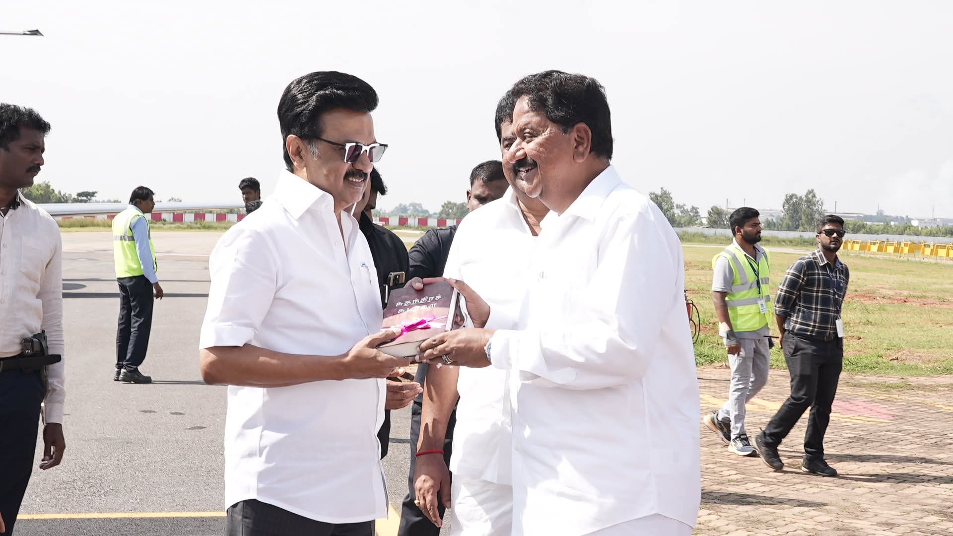 ஓசூரில் முதல்வரை வரவேற்ற கிழக்கு மாவட்ட செயலாளர்.