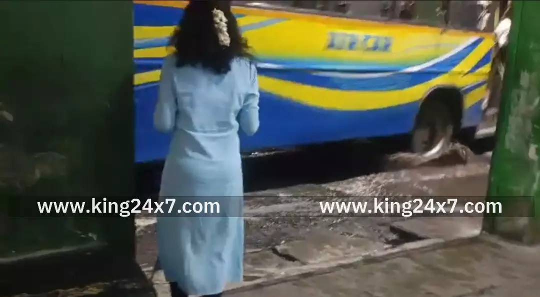 கோவை காந்திபுரம் பேருந்து நிலையத்தில் கழிவுநீர் தேக்கம் – பயணிகள் அவதி ! கோவை காந்திபுரம் பேருந்து நிலையத்தில் கழிவுநீர் தேக்கம் – பயணிகள் அவதி !