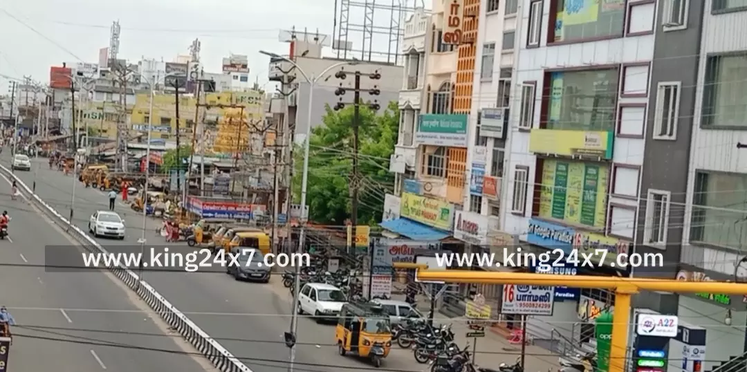 மனோகரா கார்னரில் டூ வீலரில் சென்றவர்கள் மீது தனியார் பேருந்து மோதி விபத்து. ஒருவர் படுகாயம். மனோகரா கார்னரில் டூ வீலரில் சென்றவர்கள் மீது தனியார் பேருந்து மோதி விபத்து. ஒருவர் படுகாயம்.