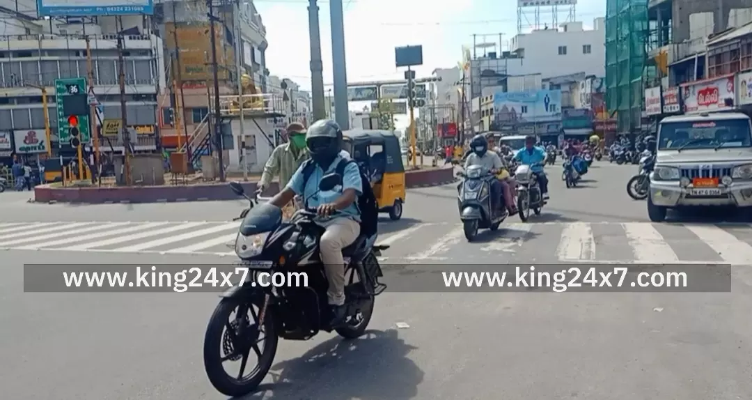 மனோகரா கார்னரில் டூ வீலரில் சென்றவர்கள் மீது தனியார் பேருந்து மோதி விபத்து. ஒருவர் படுகாயம்.