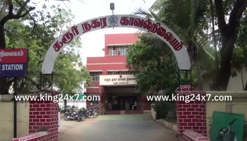 மனோகரா கார்னரில் டூ வீலரில் சென்றவர்கள் மீது தனியார் பேருந்து மோதி விபத்து. ஒருவர் படுகாயம். மனோகரா கார்னரில் டூ வீலரில் சென்றவர்கள் மீது தனியார் பேருந்து மோதி விபத்து. ஒருவர் படுகாயம்.