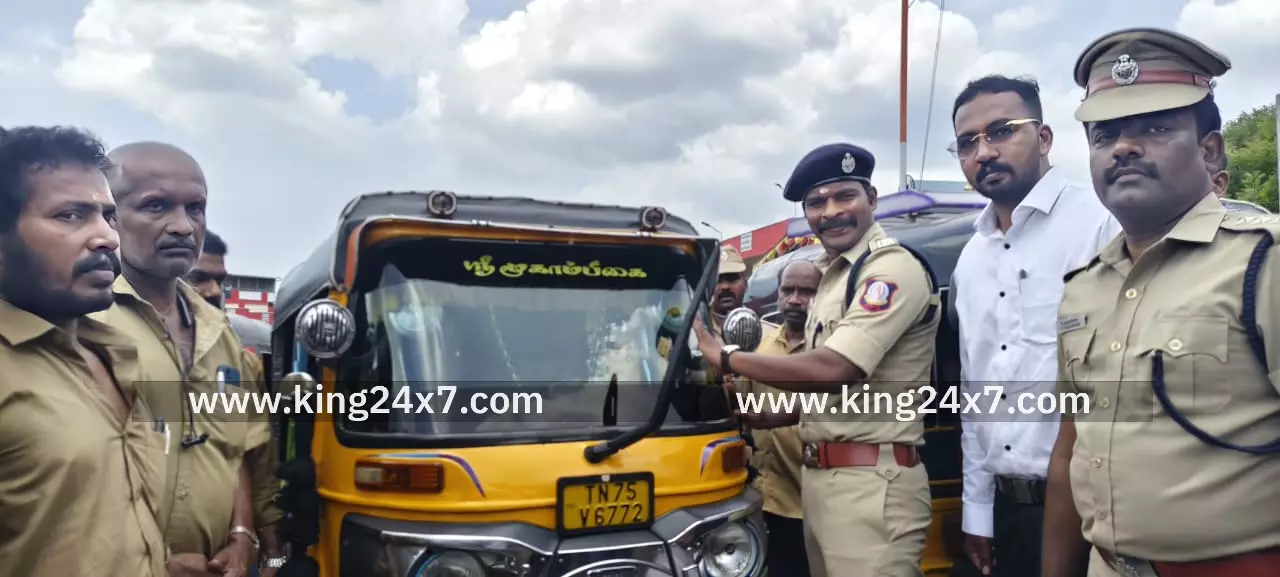 ஆட்டோகளில் கியூஆர் கோடு எஸ் பி தொடங்கி வைத்தார்