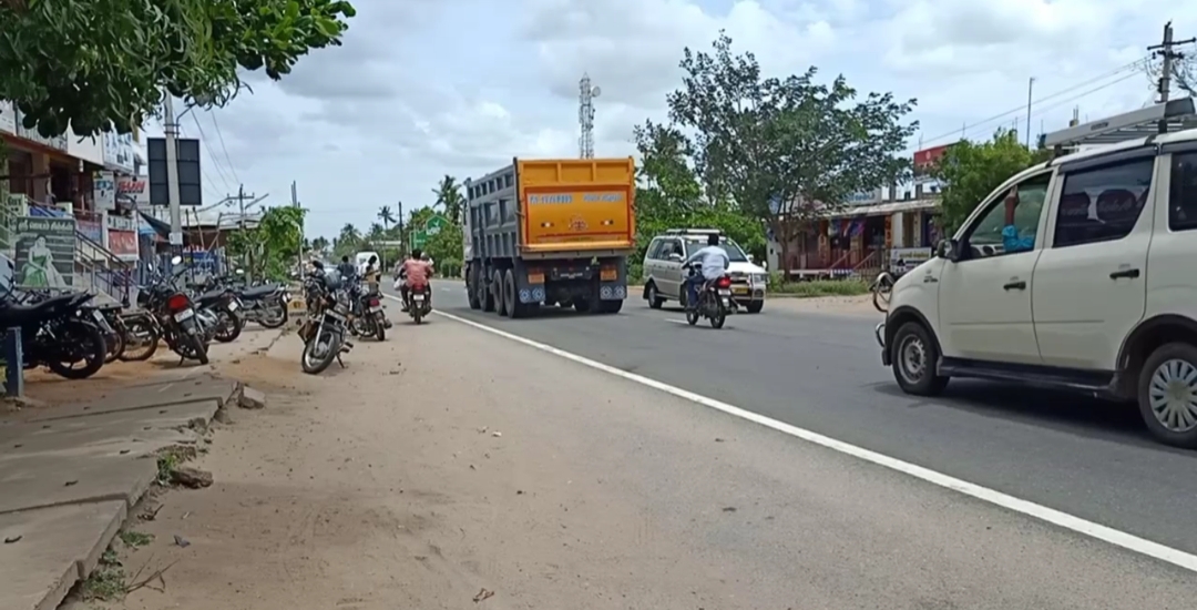 கிருஷ்ணராயபுரம் - தனியார் பள்ளி பேருந்து திடீரென பிரேக் இட்டதால் டூ வீலர் மோதி விபத்து. கிருஷ்ணராயபுரம் - தனியார் பள்ளி பேருந்து திடீரென பிரேக் இட்டதால் டூ வீலர் மோதி விபத்து.