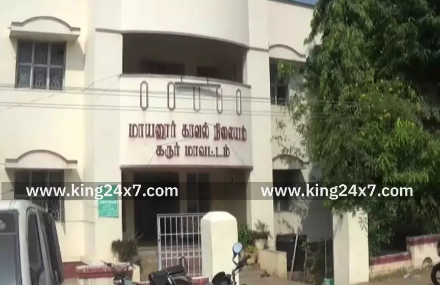 கிருஷ்ணராயபுரம் - தனியார் பள்ளி பேருந்து திடீரென பிரேக் இட்டதால் டூ வீலர் மோதி விபத்து. கிருஷ்ணராயபுரம் - தனியார் பள்ளி பேருந்து திடீரென பிரேக் இட்டதால் டூ வீலர் மோதி விபத்து.