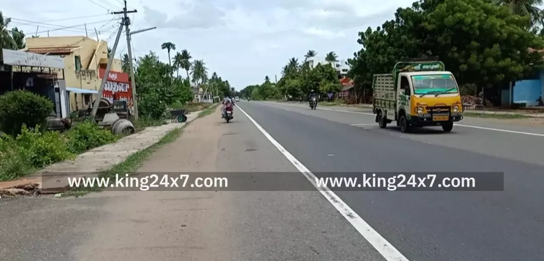 கிருஷ்ணராயபுரம் - தனியார் பள்ளி பேருந்து திடீரென பிரேக் இட்டதால் டூ வீலர் மோதி விபத்து. கிருஷ்ணராயபுரம் - தனியார் பள்ளி பேருந்து திடீரென பிரேக் இட்டதால் டூ வீலர் மோதி விபத்து.