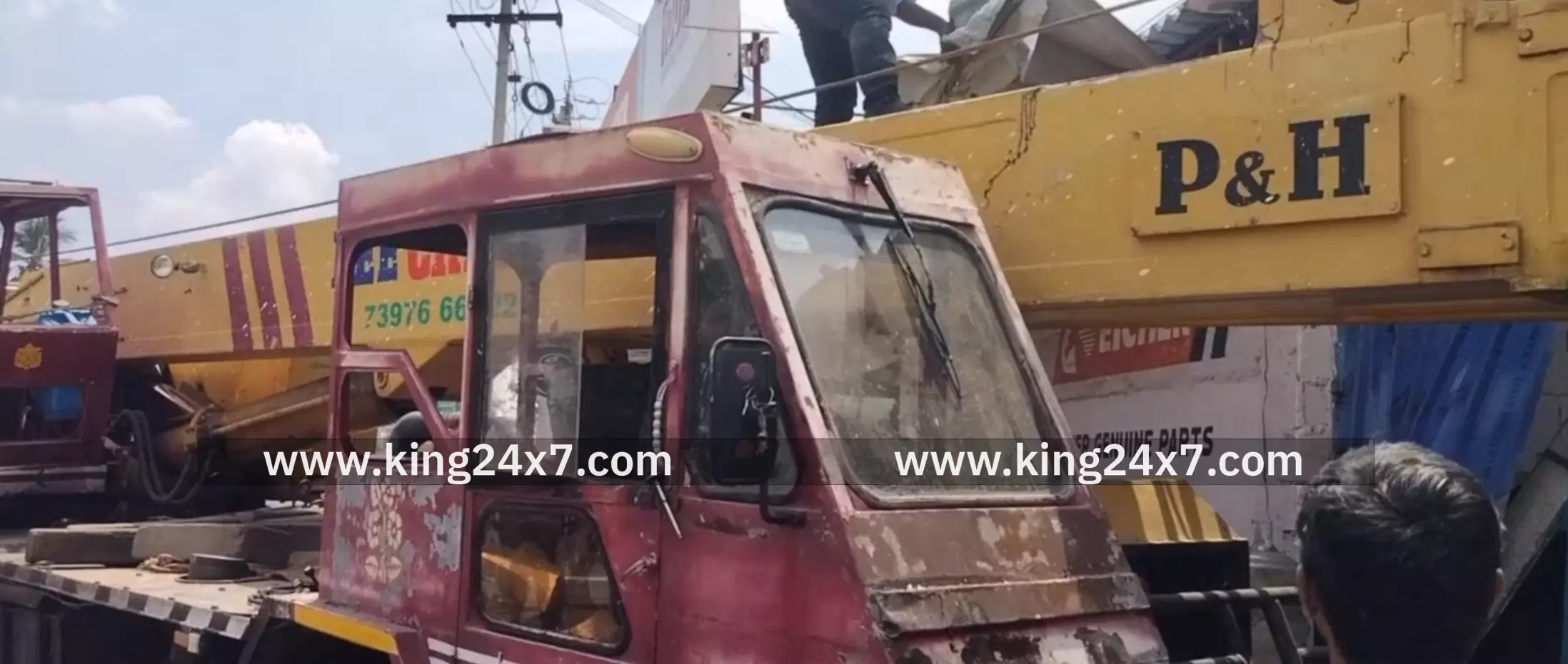 பல்லடத்தில் கடைகளுக்குள் புகுந்த கிரைன் பல்லடத்தில் கடைகளுக்குள் புகுந்த கிரைன்