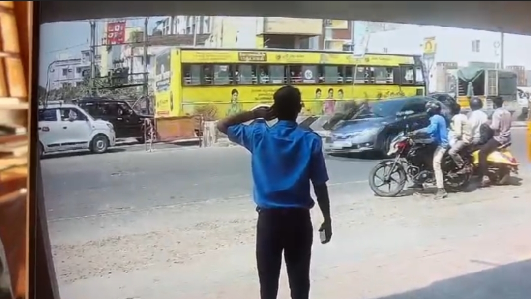 குடிபோதை கும்பல் வெறிச்செயல்: கண்டித்த ஆட்டோ ஓட்டுநரை காரில் இழுத்துச் சென்றனர்!