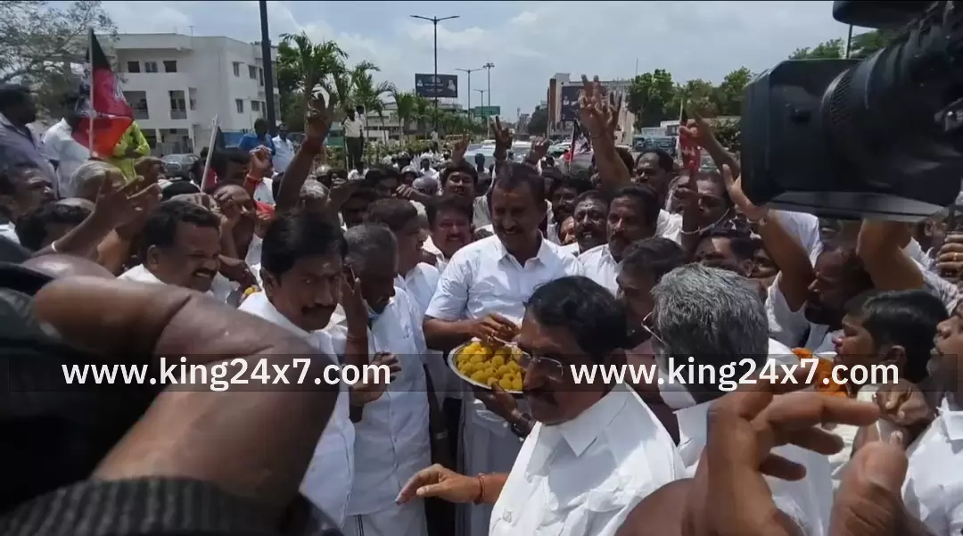 கோவை–அவினாசி சாலை மேம்பாலம் பொதுமக்களுக்கு திறப்பு - பொது மக்களுக்கு இனிப்பு வழங்கிய எஸ்பி வேலுமணி !