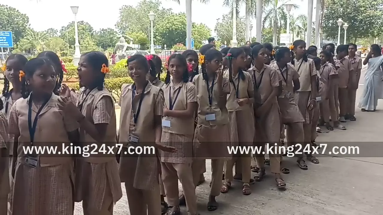 மதுரை விமான நிலையத்தை சுற்றி பார்த்த மாநகராட்சி பள்ளி மாணவர்கள் மதுரை விமான நிலையத்தை சுற்றி பார்த்த மாநகராட்சி பள்ளி மாணவர்கள்