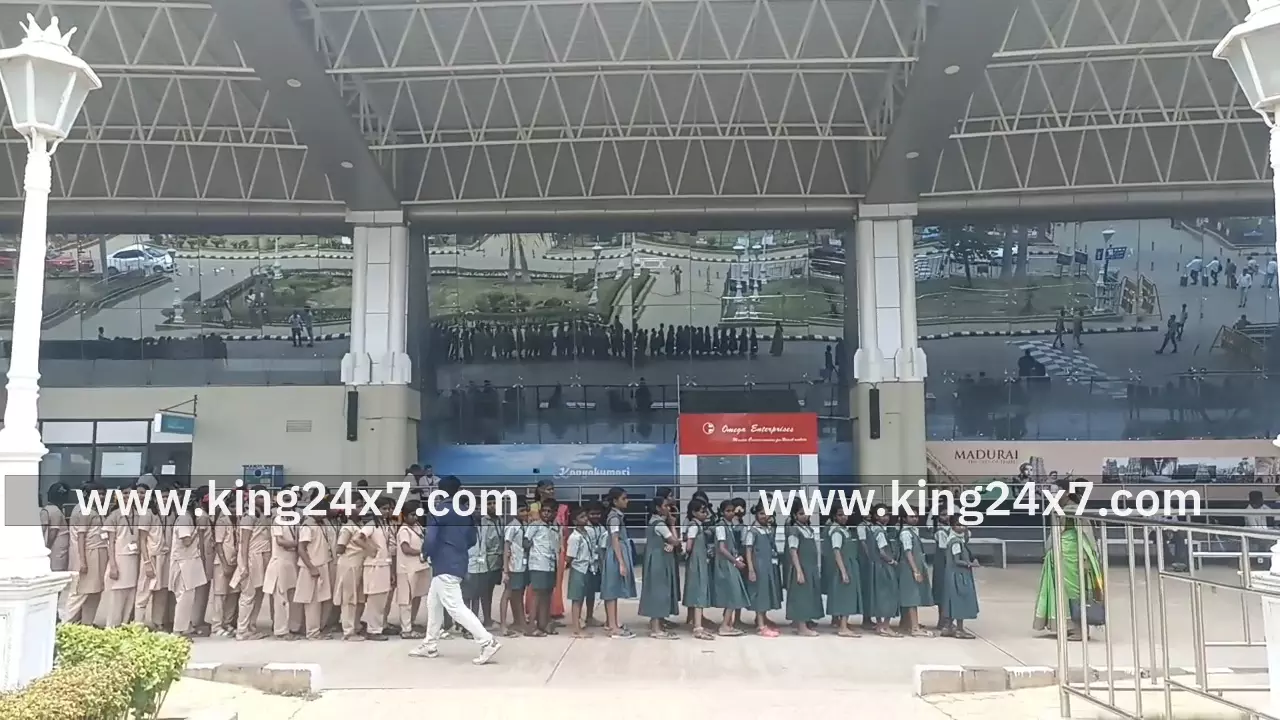 மதுரை விமான நிலையத்தை சுற்றி பார்த்த மாநகராட்சி பள்ளி மாணவர்கள்
