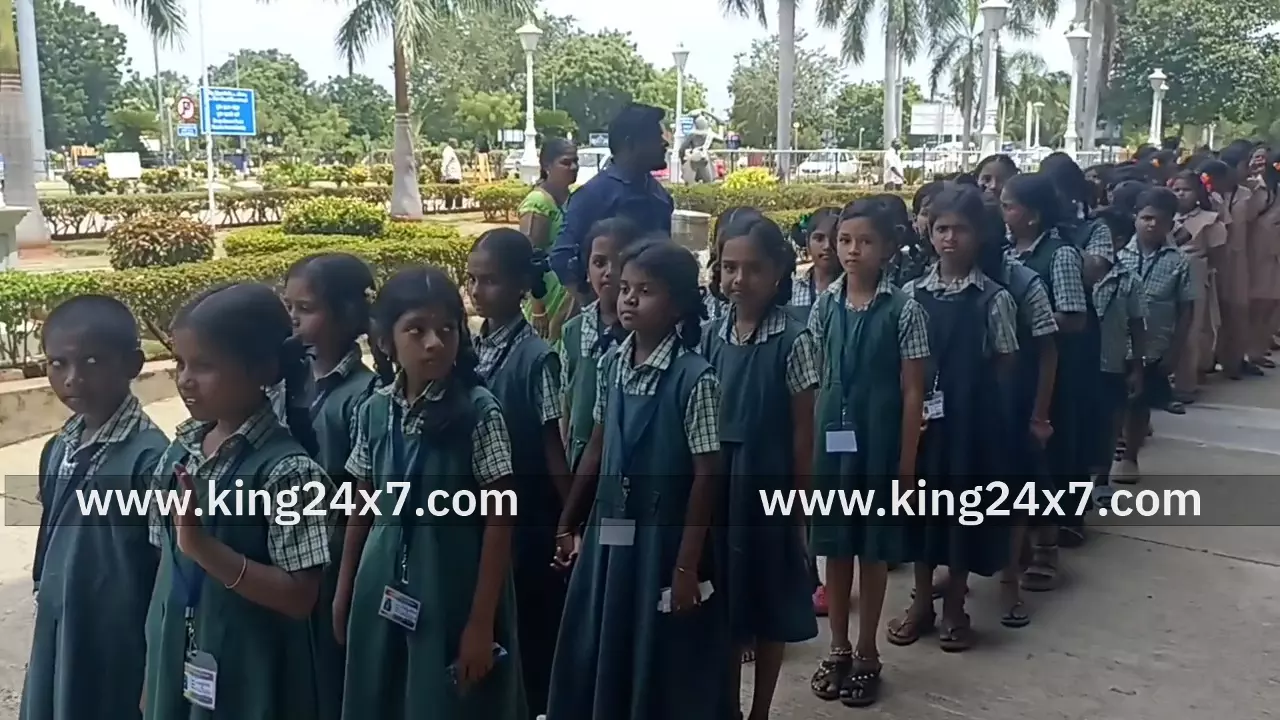 மதுரை விமான நிலையத்தை சுற்றி பார்த்த மாநகராட்சி பள்ளி மாணவர்கள்