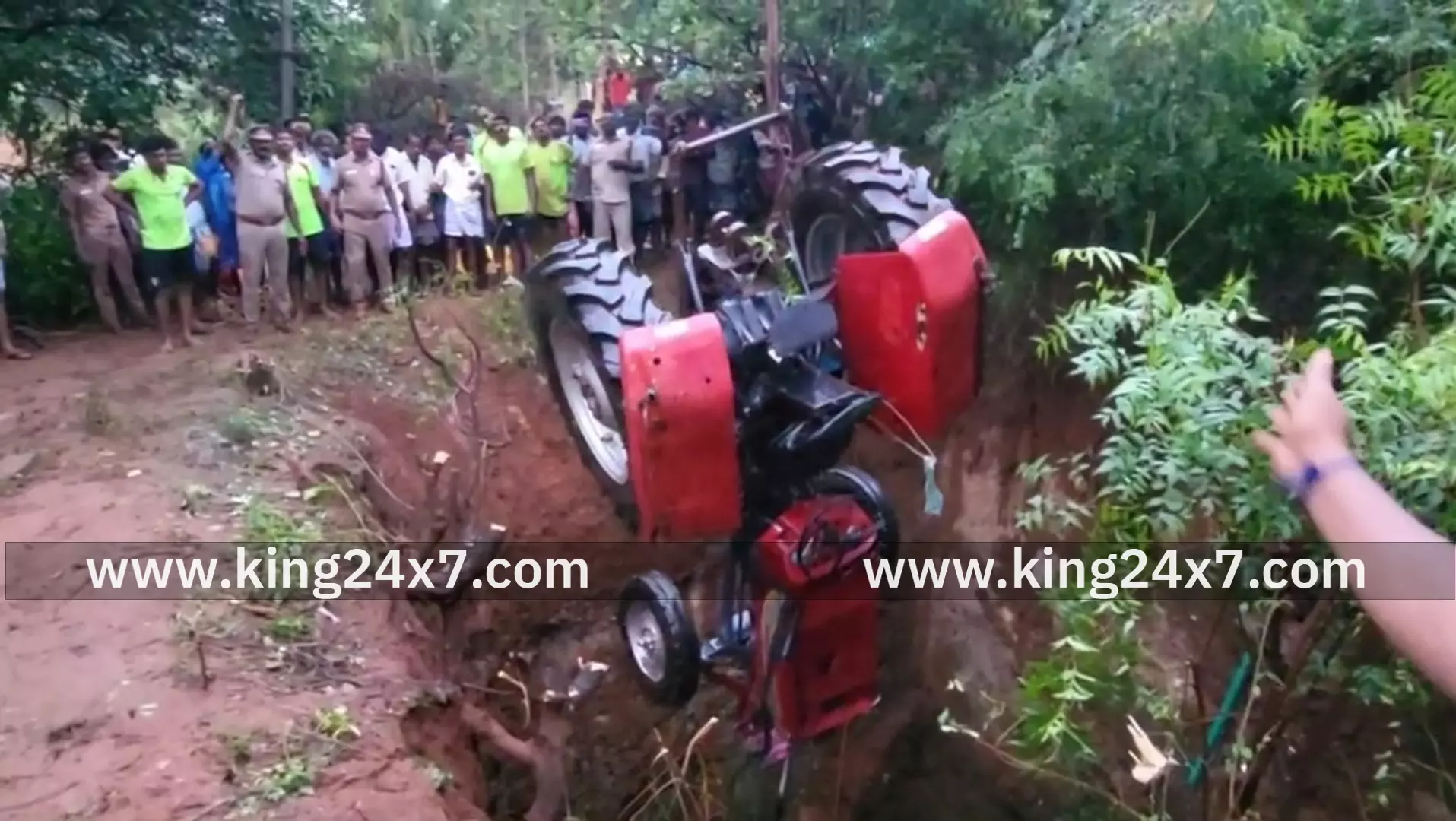 90 அடி ஆழமுள்ள கிணற்றுக்குள் விழுந்த டிராக்டர் விவசாயி பலி