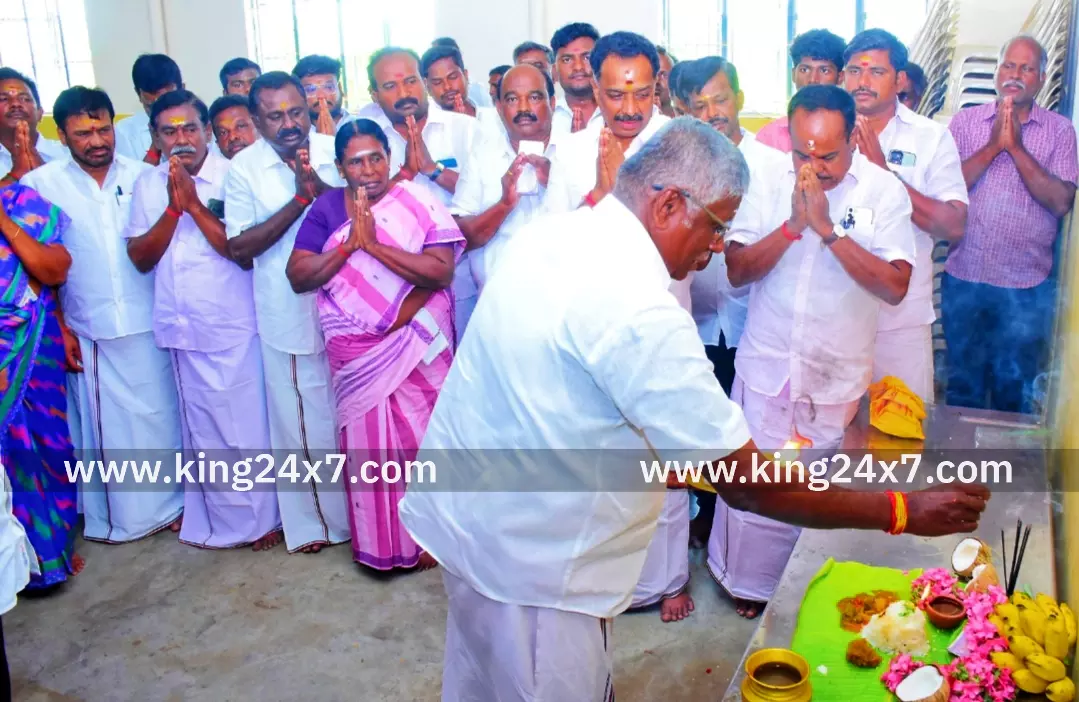 கரூர்-அருள்மிகு கல்யாண வெங்கடரமண சுவாமி ஆலயத்தில் அதிமுக சார்பில் அன்னதானம்.