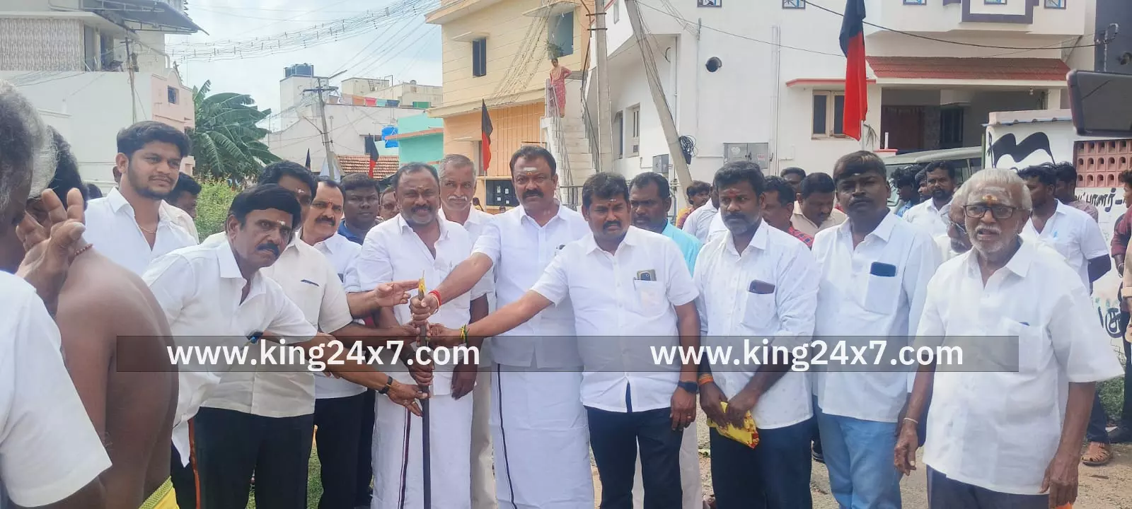 சாலை பணிக்கு பூமி பூஜை ஒன்றிய செயலர் நாச்சிமுத்து பங்கேற்பு சாலை பணிக்கு பூமி பூஜை ஒன்றிய செயலர் நாச்சிமுத்து பங்கேற்பு