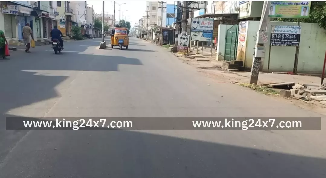 வெங்கமேடு எம்ஜிஆர் சிலை அருகே டூவீலர்கள் மோதல். பெண் படுகாயம்.