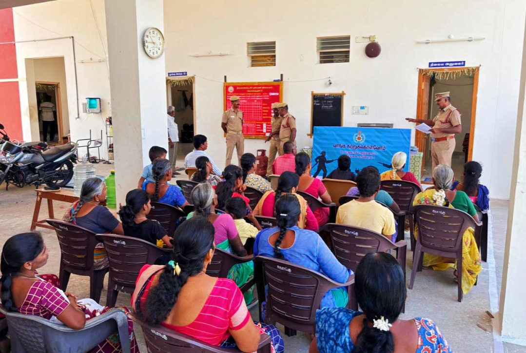 அரவக்குறிச்சி -வாருங்கள் கற்றுக் கொள்ளலாம்-தீயணைப்பு துறை சார்பில் பொதுமக்களுக்கு இலவச தீ பாதுகாப்பு பயிற்சி.