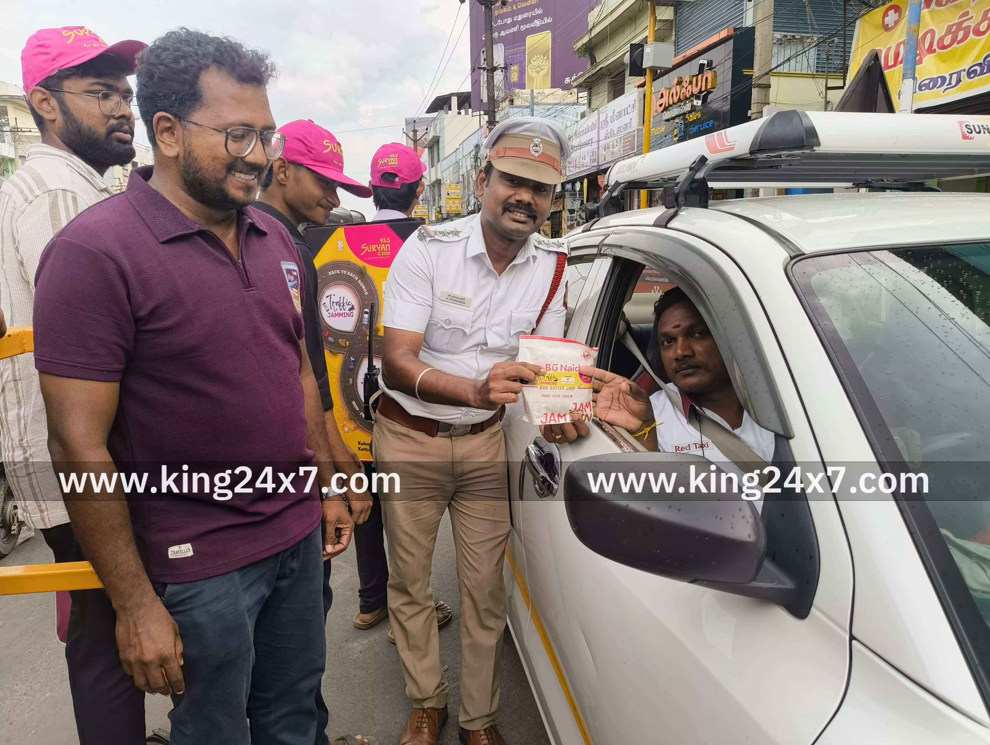 வாகன ஓட்டிகளுக்கு இனிப்புகளை வழங்கிய போலீசார்.