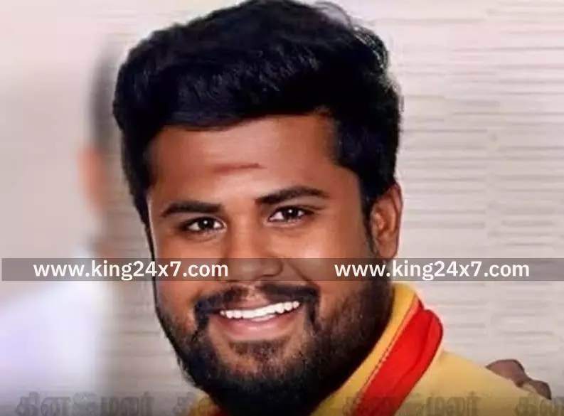 கரூர் துயர சம்பவம் தொடர்பாக நீதிபதி மீது அவதூறு பரப்பிய தவெக நிர்வாகி கைது. கரூர் துயர சம்பவம் தொடர்பாக நீதிபதி மீது அவதூறு பரப்பிய தவெக நிர்வாகி கைது.