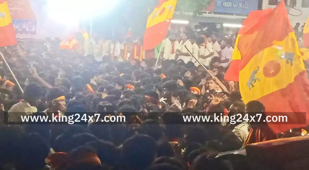 கரூர் துயர சம்பவம் தொடர்பாக நீதிபதி மீது அவதூறு பரப்பிய தவெக நிர்வாகி கைது. கரூர் துயர சம்பவம் தொடர்பாக நீதிபதி மீது அவதூறு பரப்பிய தவெக நிர்வாகி கைது.