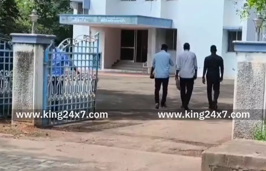 கரூர் துயர சம்பவம்-SIT குழுவினர் 8-வது நாளாக விசாரணை. கரூர் துயர சம்பவம்-SIT குழுவினர் 8-வது நாளாக விசாரணை.