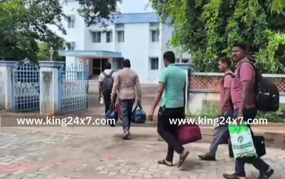 கரூர் துயர சம்பவம்-SIT குழுவினர் 8-வது நாளாக விசாரணை. கரூர் துயர சம்பவம்-SIT குழுவினர் 8-வது நாளாக விசாரணை.