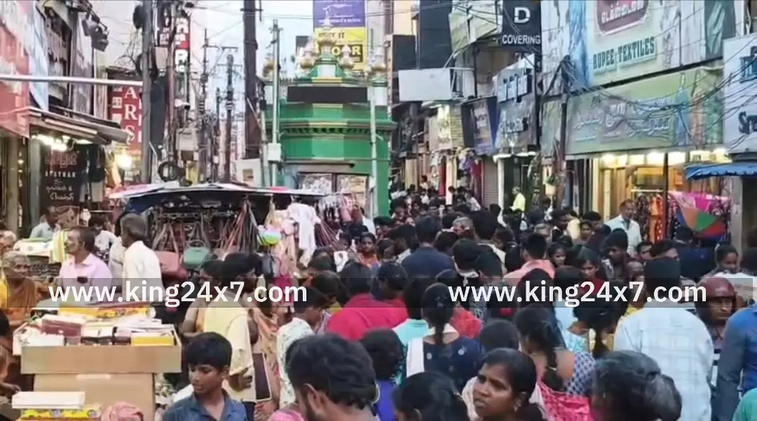 கோவை: தீபாவளி பரபரப்பு: கடை வீதிகளில் அலைமோதிய கூட்டம் ! கோவை: தீபாவளி பரபரப்பு: கடை வீதிகளில் அலைமோதிய கூட்டம் !