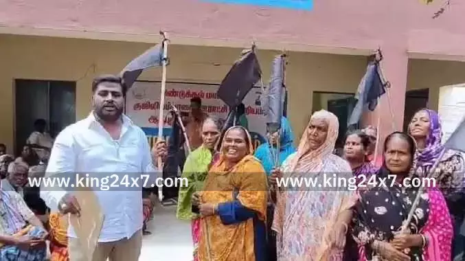 கிராம சபை கூட்டத்துக்கு கருப்புக்கொடியுடன் வந்த பெண்கள் கிராம சபை கூட்டத்துக்கு கருப்புக்கொடியுடன் வந்த பெண்கள்