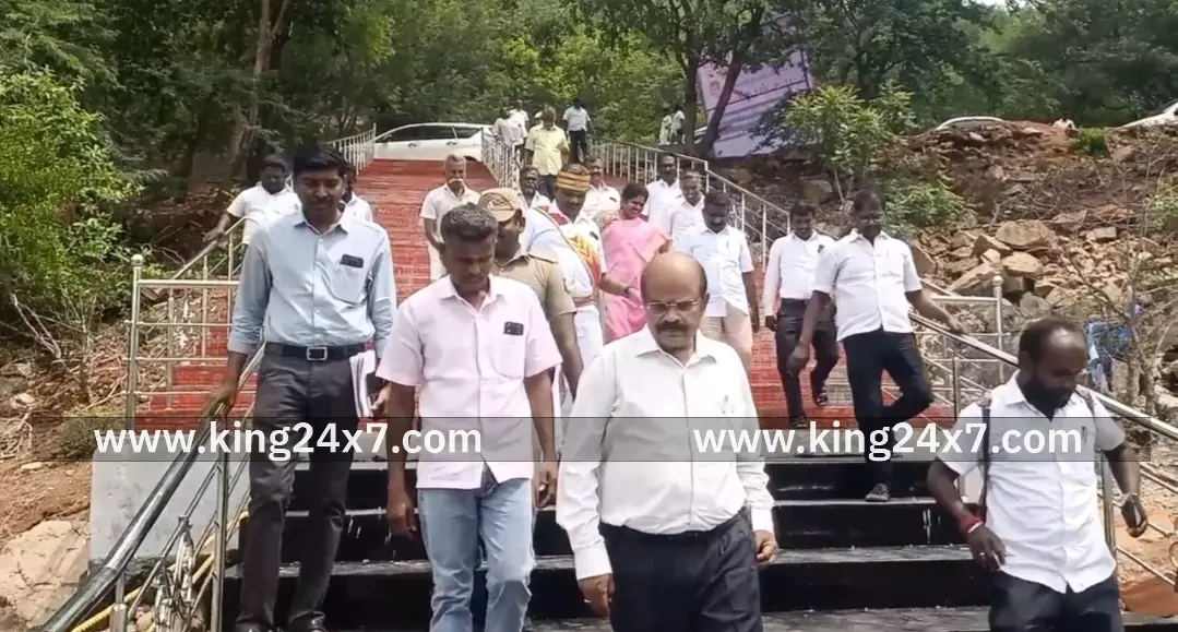 கரூரில் படகு சவாரி செய்து சுற்றுலாத்தலத்தை பார்வையிட்டார் மாவட்ட ஆட்சியர் தங்கவேல். கரூரில் படகு சவாரி செய்து சுற்றுலாத்தலத்தை பார்வையிட்டார் மாவட்ட ஆட்சியர் தங்கவேல்.