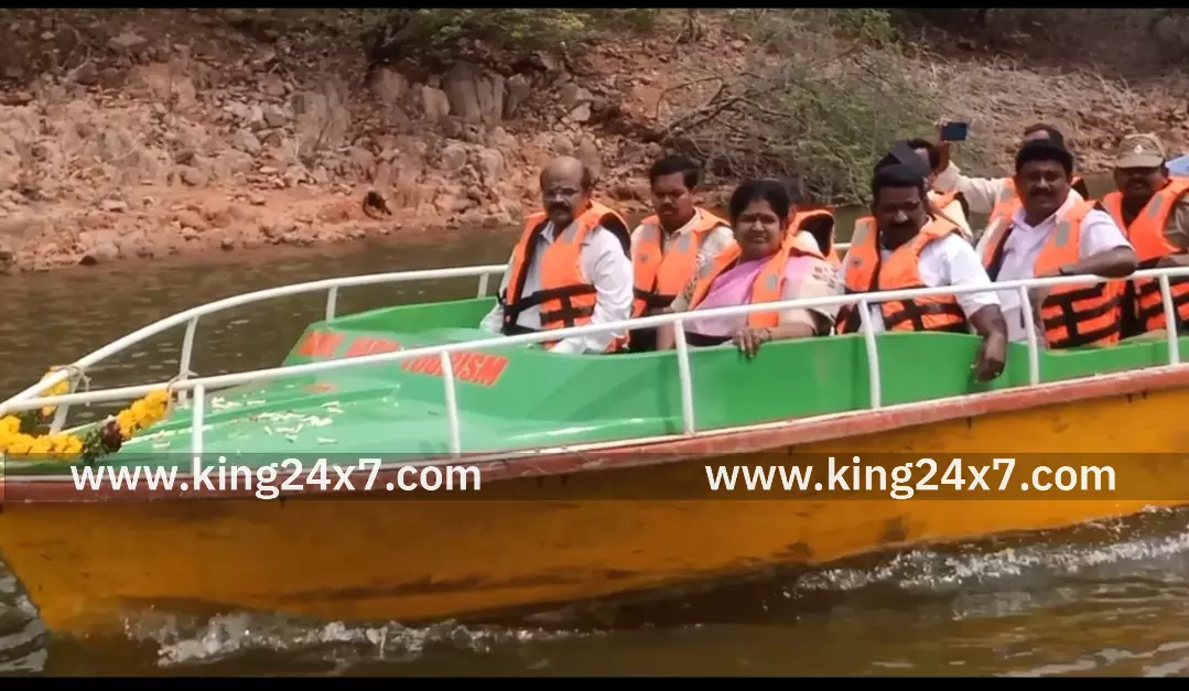 கரூரில் படகு சவாரி செய்து சுற்றுலாத்தலத்தை பார்வையிட்டார் மாவட்ட ஆட்சியர் தங்கவேல். கரூரில் படகு சவாரி செய்து சுற்றுலாத்தலத்தை பார்வையிட்டார் மாவட்ட ஆட்சியர் தங்கவேல்.