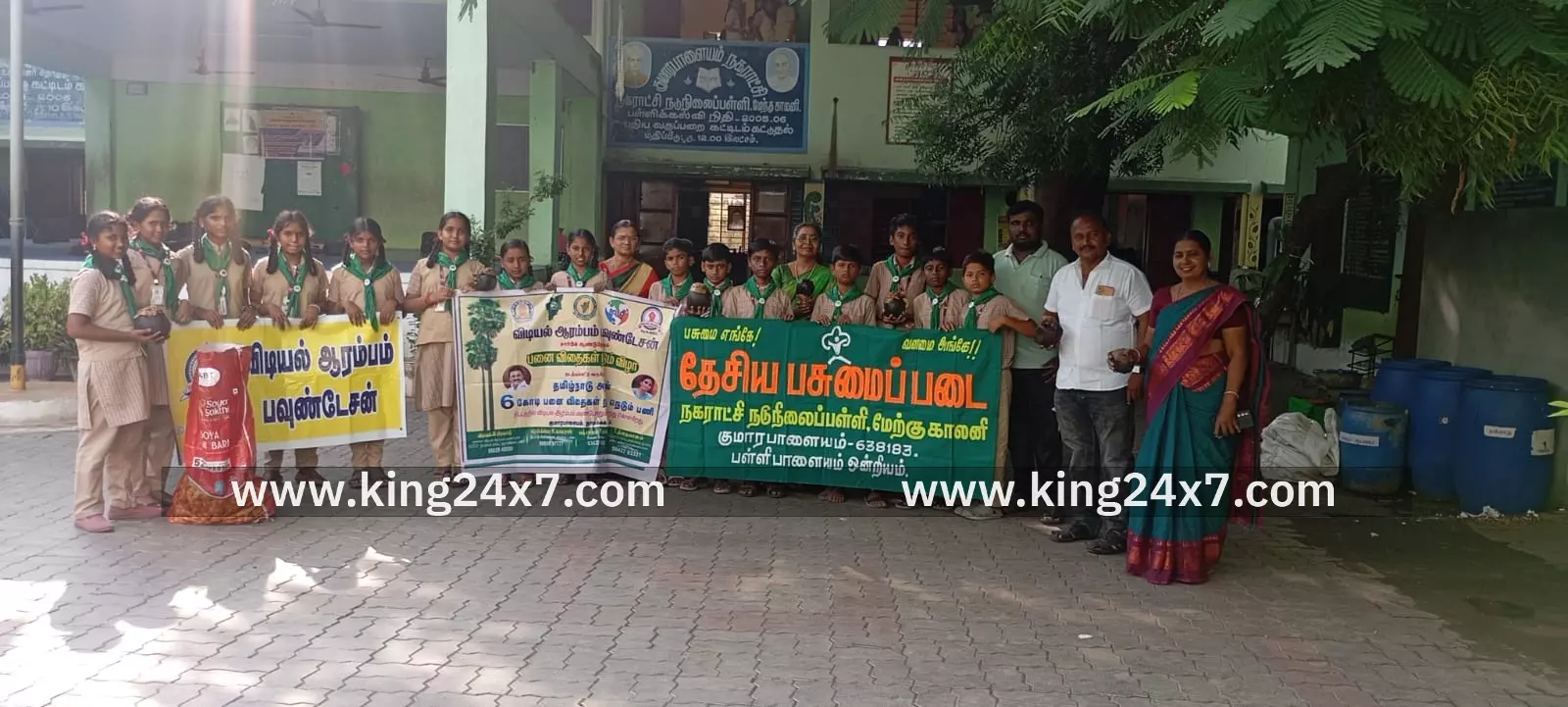 அரசு பள்ளிகளில் பனை விதைகளை வழங்கிய சமூக ஆர்வலர்கள் அரசு பள்ளிகளில் பனை விதைகளை வழங்கிய சமூக ஆர்வலர்கள்