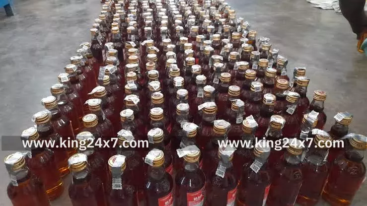 கரூர் -பஸ் ஸ்டாப் அருகே சட்டவிரோத மது விற்பனையில் ஈடுபட்ட பெண் கைது. மது பாட்டில்கள் பறிமுதல்.