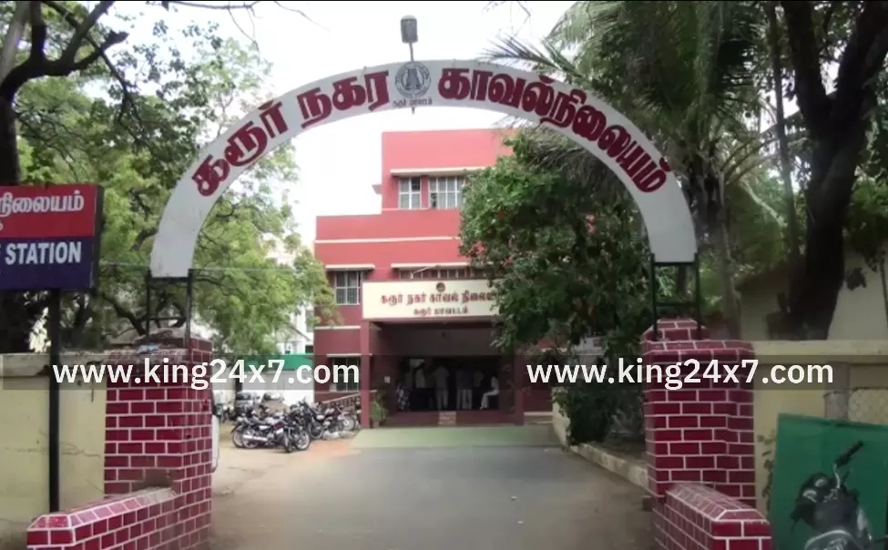 கரூர் -பஸ் ஸ்டாப் அருகே சட்டவிரோத மது விற்பனையில் ஈடுபட்ட பெண் கைது. மது பாட்டில்கள் பறிமுதல்.